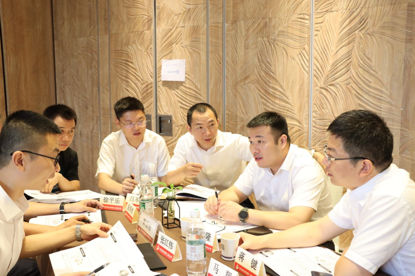 2021年6月25日-26日，尊凯实业二建组织开展了2021年中高层主管执行力培训。本次培训特邀清华、北大、上海交大总裁班讲师，中国企业家协会特聘高级讲师许晋老师进行授课。